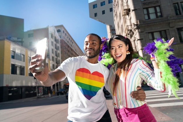 Junge Menschen feiern den Pride-Monat