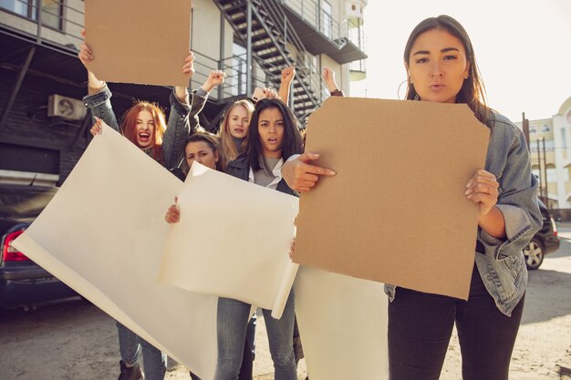 Junge Menschen protestieren auf der Straße für Frauenrechte und Gleichberechtigung