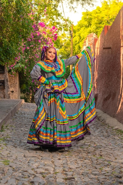 Junge mexikanische Frau in einem traditionellen Folklorekleid vieler Farben traditioneller Tänzer