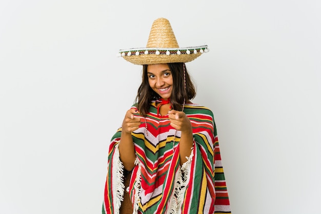 Junge mexikanische Frau lokalisiert auf der weißen Wand fröhliches Lächeln, das nach vorne zeigt.