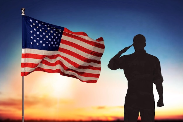 Junge Militärsoldat Mann Silhouette auf Sonnenuntergang Hintergrund mit USA-Flagge