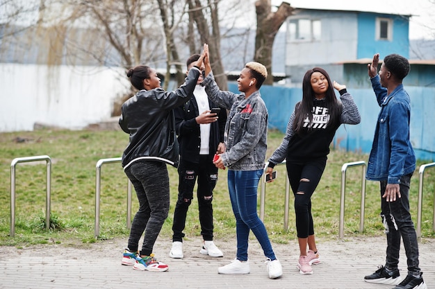 Junge Millennials afrikanische Freunde, die in der Stadt spazieren gehen Fröhliche Schwarze, die zusammen Spaß haben Freundschaftskonzept der Generation Z