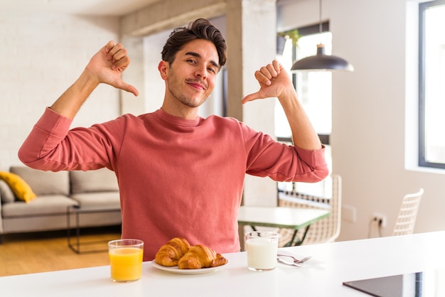 Junge Mischlinge, die morgens in einer Küche frühstücken, fühlen sich stolz und selbstbewusst, ein Beispiel, dem man folgen kann.