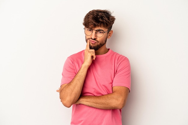 Foto junge mischlinge isoliert auf grauem hintergrund unglücklich in die kamera schauen mit sarkastischem ausdruck.