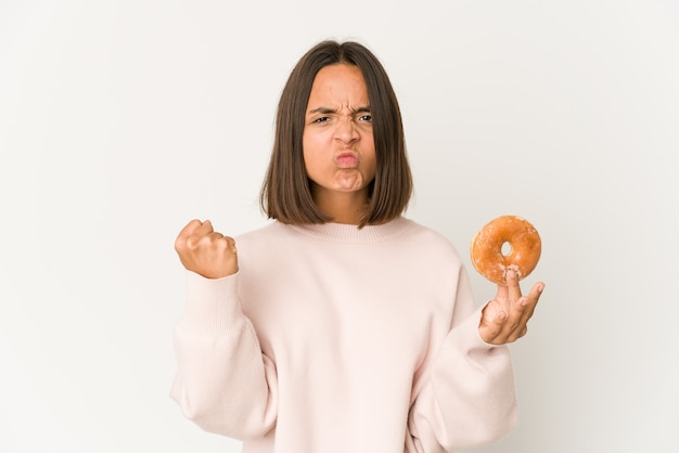 Foto junge mischlingsfrau, die einen donut hält