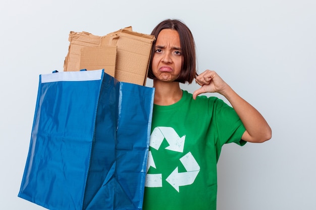 Junge Mischrassenfrau, die Karton auf weißer Wand isoliert recycelt, fühlt sich stolz und selbstbewusst, Beispiel zu folgen.