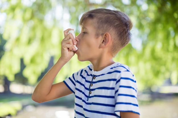 Junge mit Asthmainhalator im Park