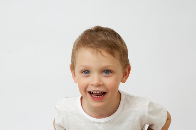 Junge mit blauen Augen im Vorschulalter lächelt emotional