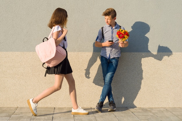 Foto junge mit blumenstrauß und mädchen