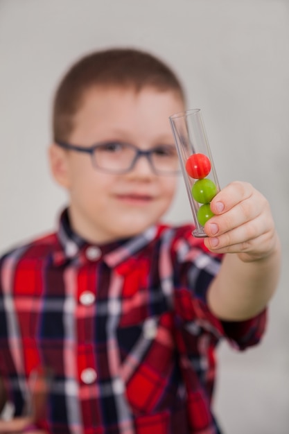 Junge mit Brille als Wissenschaftler