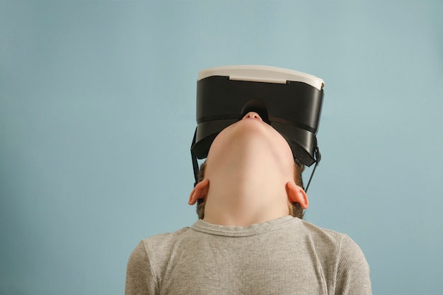 Junge mit Brille der virtuellen Realität