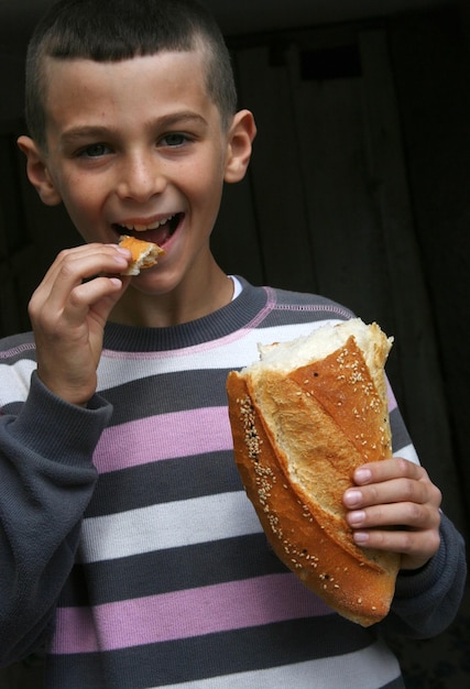 Junge mit Brot in der Hand