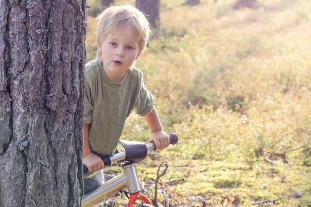 Junge mit dem Fahrrad im Wald Lifstyle-Konzept