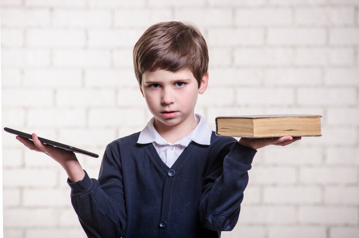 Junge mit einem Buch auf einem Weiß