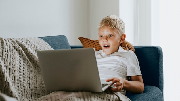 Junge mit einem Laptop