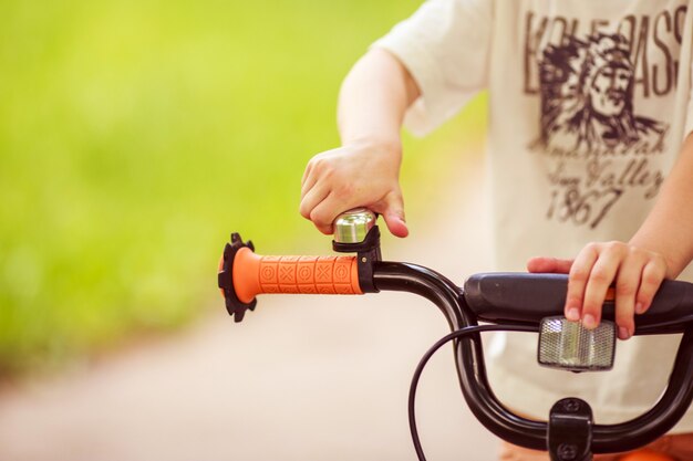 Junge mit Fahrrad auf der Straße