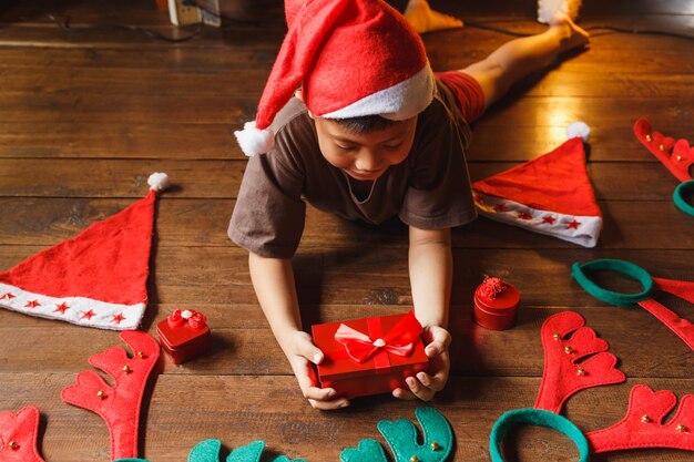 Junge mit Geschenkbox am Weihnachtstag