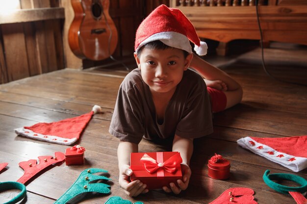 Junge mit Geschenkbox am Weihnachtstag