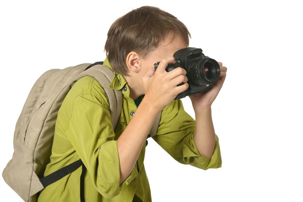 Junge mit Kamera auf weißem Hintergrund