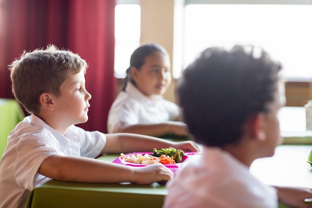 Junge mit Klassenkameraden in der Kantine