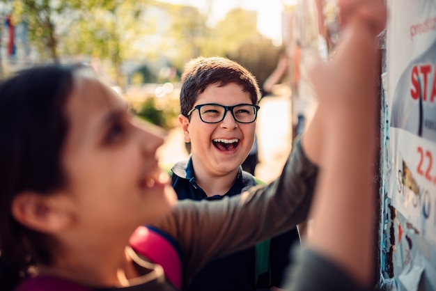 Junge mit seinen Freunden rumhängen und lachen