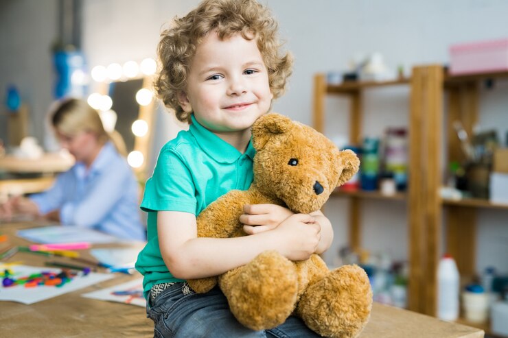Foto junge mit teddybär