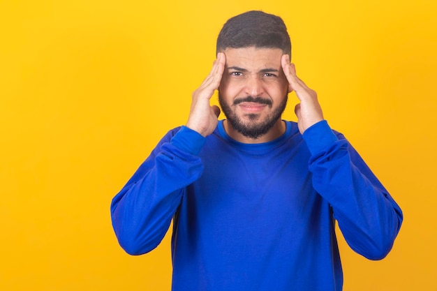 Junge mit vielen Kopfschmerzen