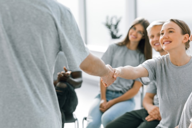 Junge Mitarbeiter begrüßen sich mit einem Handschlag