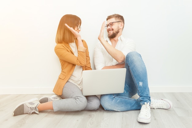 Junge Mitarbeiter, die Laptop im Büro verwenden