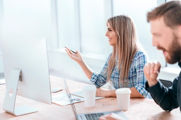 Junge Mitarbeiter diskutieren Arbeitsfragen am Arbeitsplatz