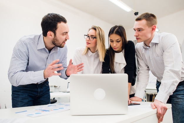 Junge Mitarbeiter diskutieren ein Projekt