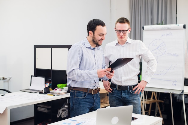 Foto junge mitarbeiter diskutieren ein projekt