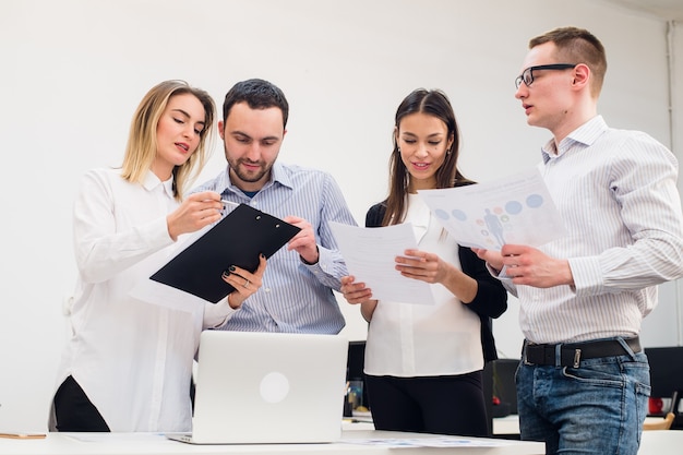 Junge Mitarbeiter diskutieren ein Projekt