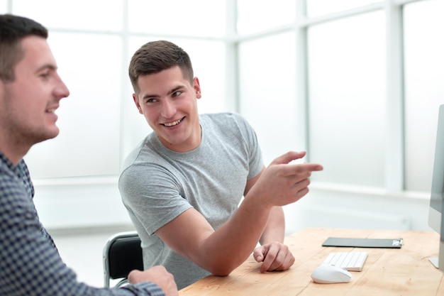 Foto junge mitarbeiter sitzen am schreibtisch