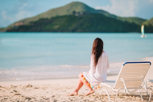 Junge Mode Frau im Badeanzug am Strand