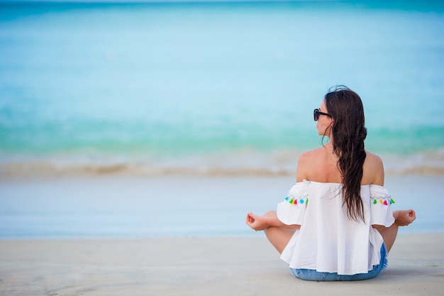 Junge Mode Frau im grünen Kleid am Strand