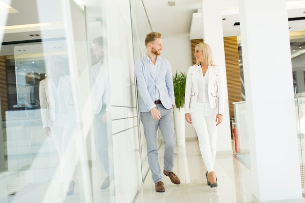 Junge moderne Wirtschaftler im Büro