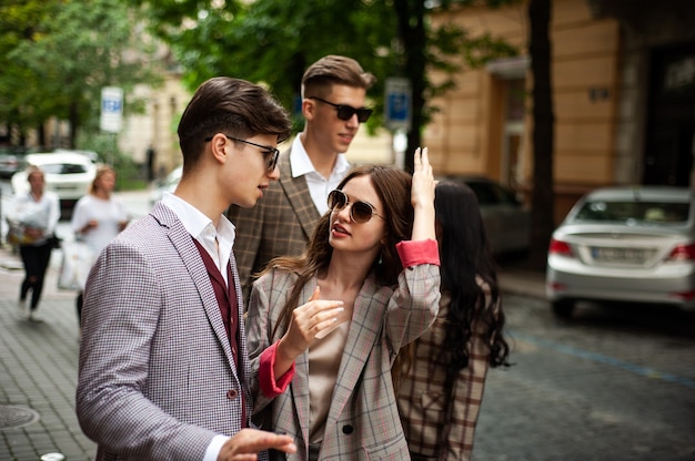 Junge Modestudenten in der Stadt