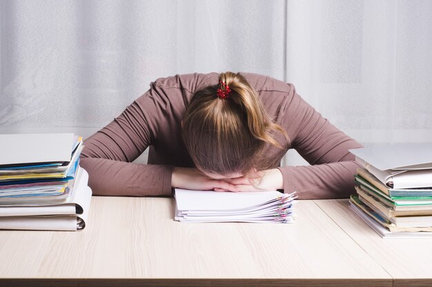 Junge müde Frau Freiberufler zu Hause Büro Schreibtisch schlafen