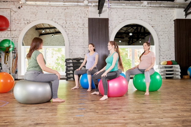 Junge Mütter, die im Fitnessclub trainieren