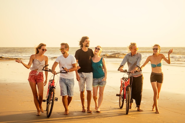 Junge multiethnische gruppe von freunden, die spaß am strand haben, wenn die ausbreitung von covid in der luft liegt