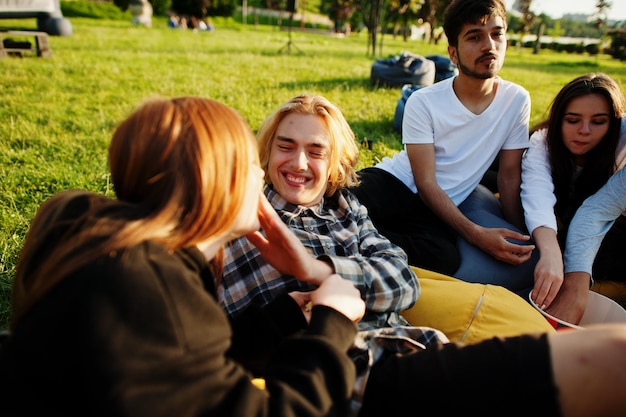 Junge multiethnische Gruppe von Menschen, die sich im Open-Air-Kino einen Film ansehen