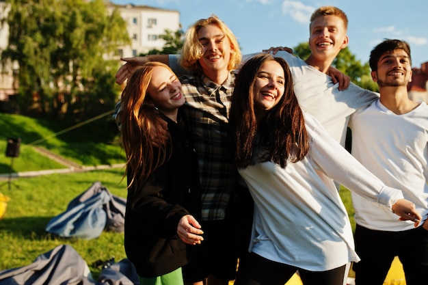 Foto junge multiethnische gruppe von menschen im open-air-kino.