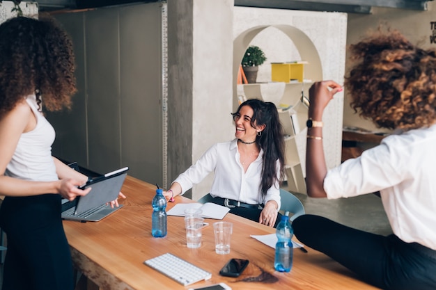 junge multikulturelle Geschäftsfrauen, die Sitzung im Büro mitarbeiten