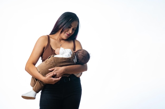 junge mutter, die ihr baby stillt. Alleinerziehende Mutter, die ihren Sohn in den Armen hält.