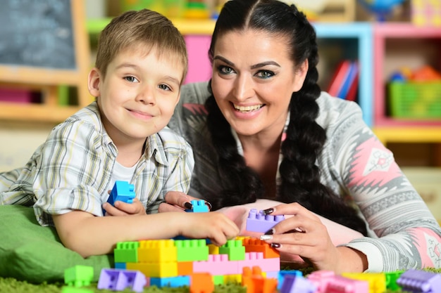 Junge Mutter, die mit Sohn spielt