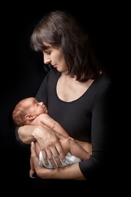 Junge Mutter hält ein neugeborenes Baby