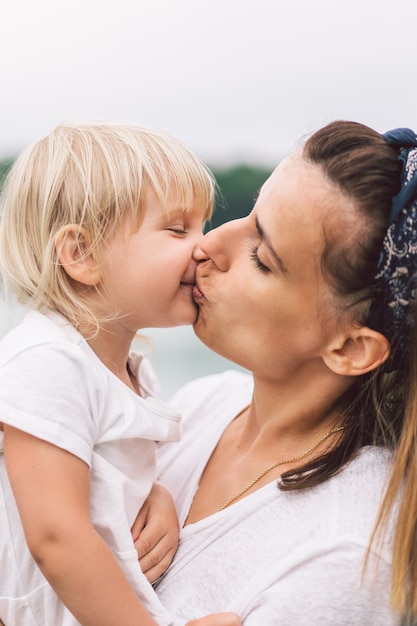 Foto junge mutter hält ihr baby. mutter und kleine tochter haben eine gute zeit in der natur.