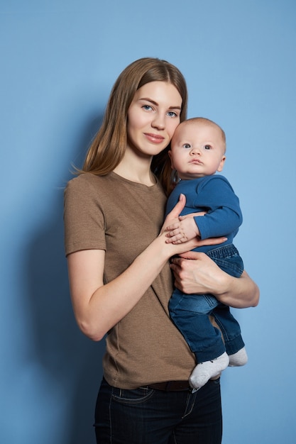 Junge Mutter hält ihren kleinen Sohn