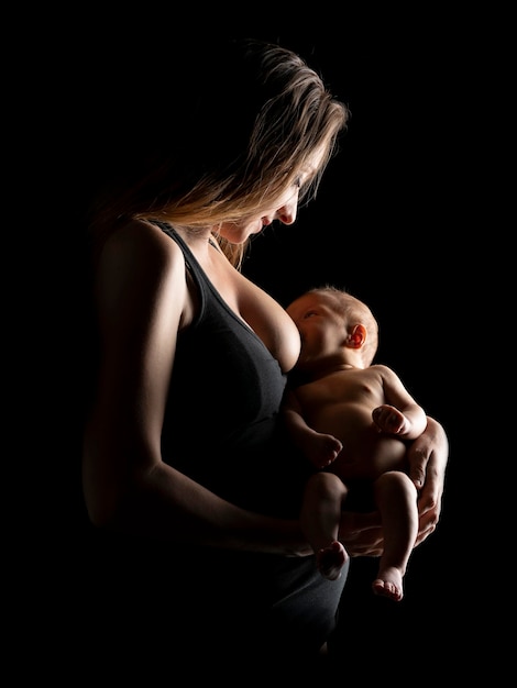 Junge Mutter im Studio stillt ihr neugeborenes Baby